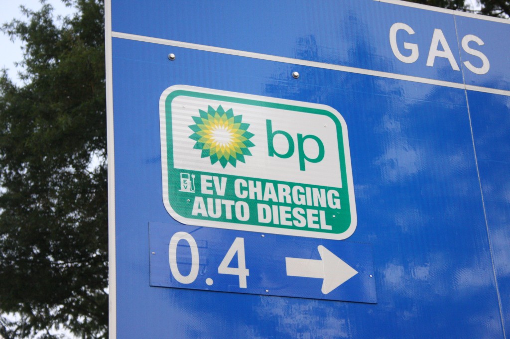 Enseigne autoroutière pour une station de recharge rapide pour voitures électriques chez BP dans la région de Metrolina à Charlotte, Caroline du Nord.