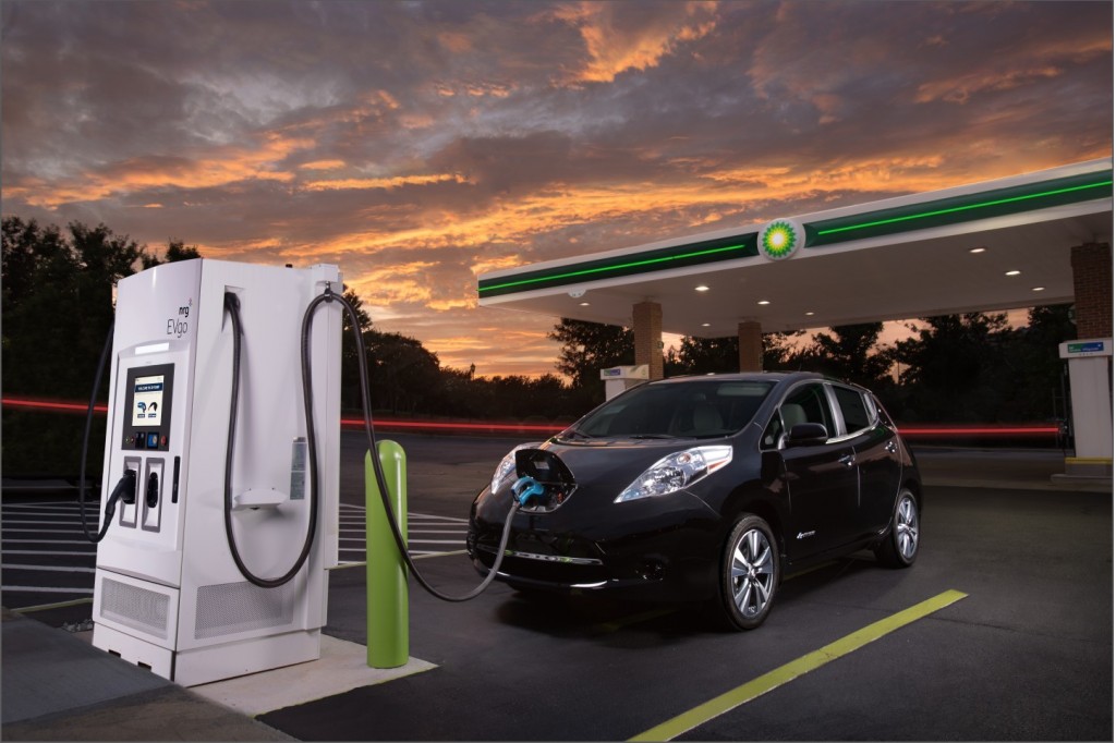 Voiture électrique Nissan Leaf utilisant une borne de recharge rapide DC chez BP dans la région de Metrolina à Charlotte, Caroline du Nord.