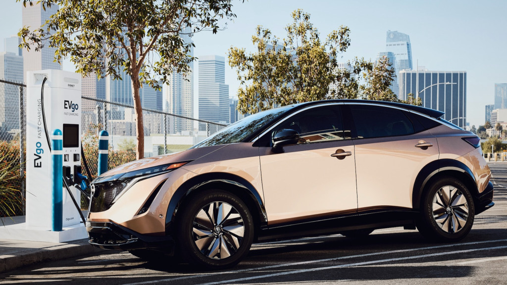 Nissan Ariya 2023 à une station de recharge EVgo